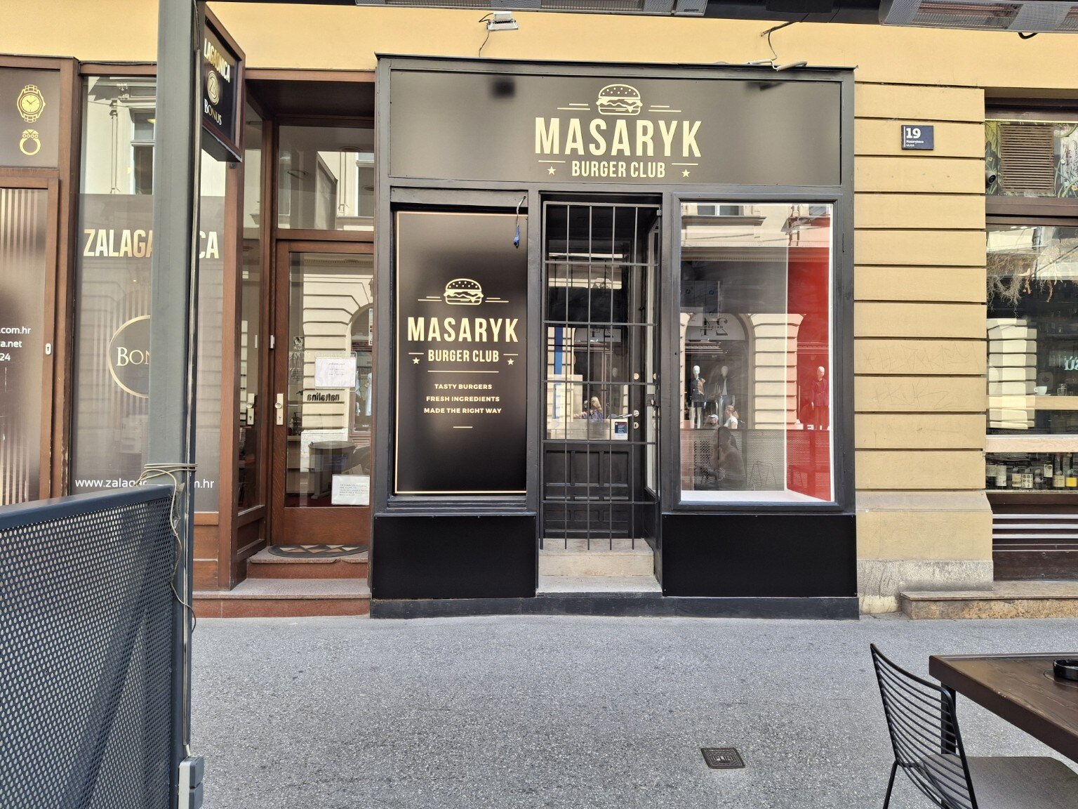 Dovršeno crno pročelje Masaryk Burger Cluba nakon radova