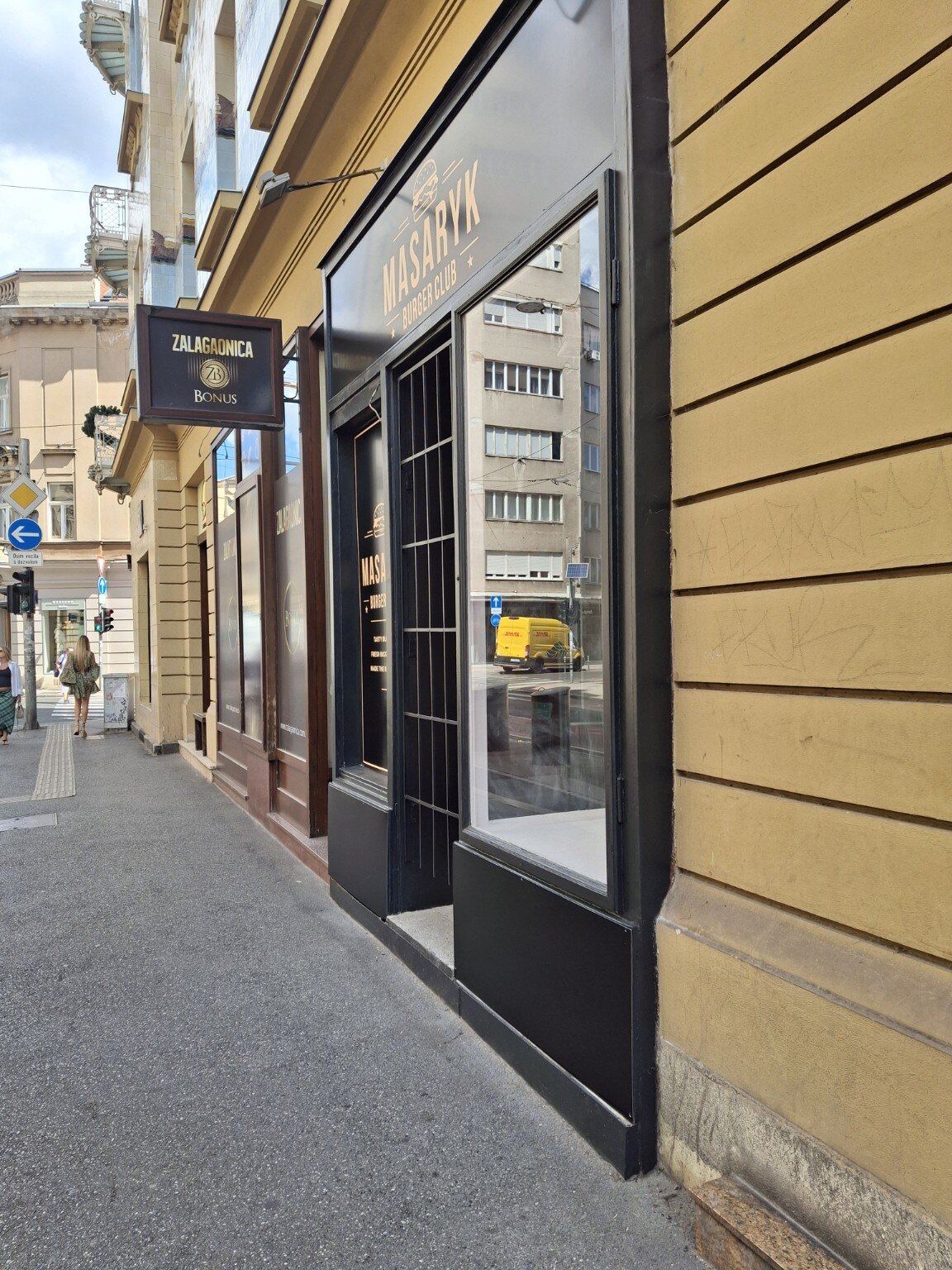 Bočni pogled na dovršeno pročelje lokala u Masarykovoj ulici